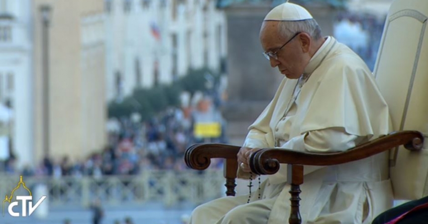 7_el-papa-reza-el-rosario-en-la-plaza-de-san-pedro-captura-ctv.jpg